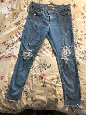 Levi women high rise skinny distressed jeans 33